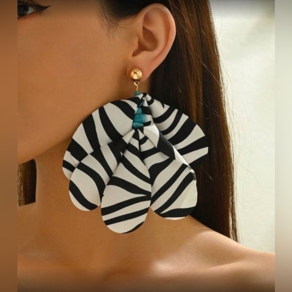 ✨NEW Tribal Bohemian Elegant Black and White Striped Zebra 🦓 Earrings